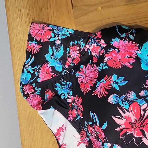 D&Co 22W floral swim dress with capped sleeves and built in cups - Picture 3 of 7